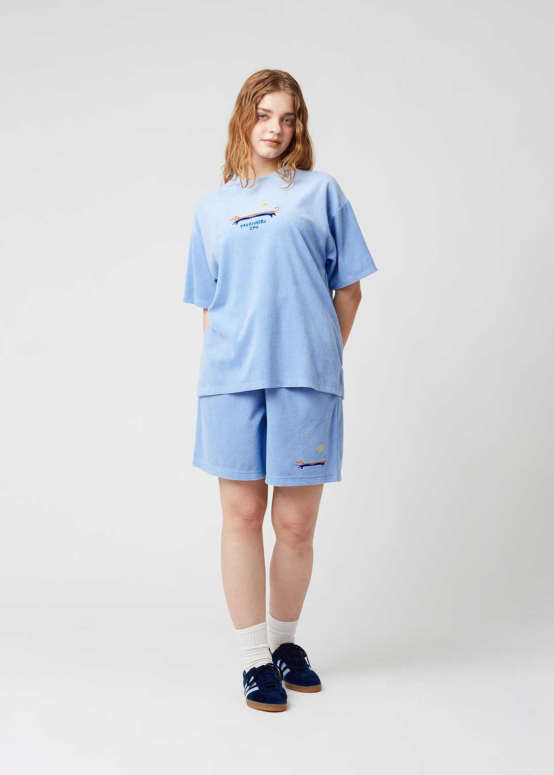 Nagasugiru Inu Playing With Waves | Big Silhouette Pile T-Shirt