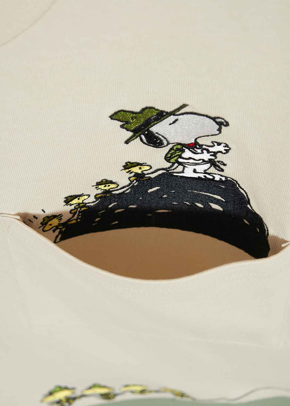 Peanuts Big Silhouette Short Sleeve Tshirt (Peanuts_Climbing)