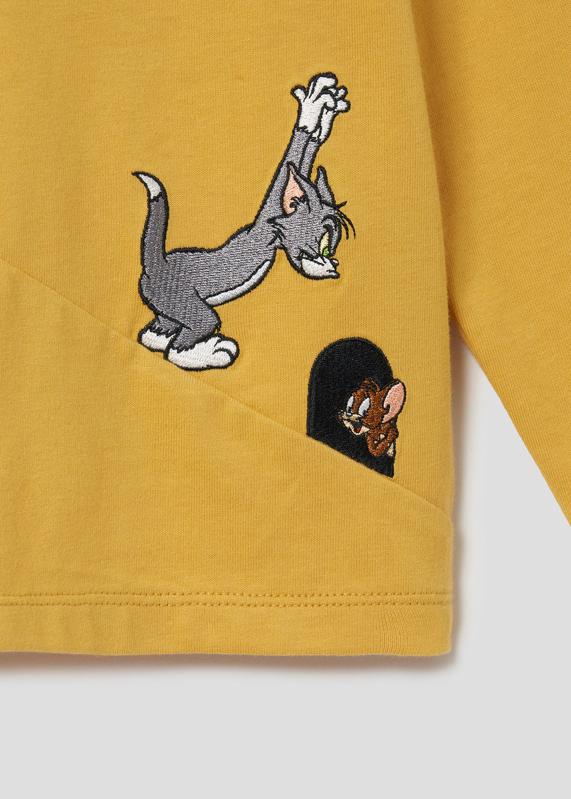 Tom and Jerry Long Sleeve Tee (Tom and Jerry_Slope Chase)
