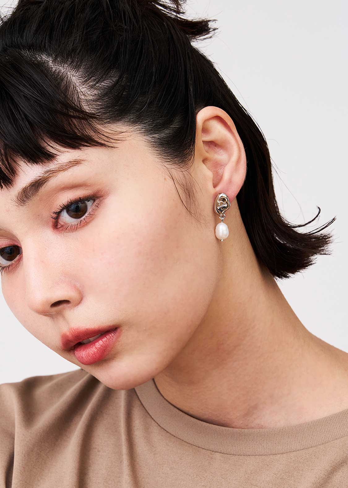 Beautiful Shadow Zoom D | Single Baroque Pearl Earrings