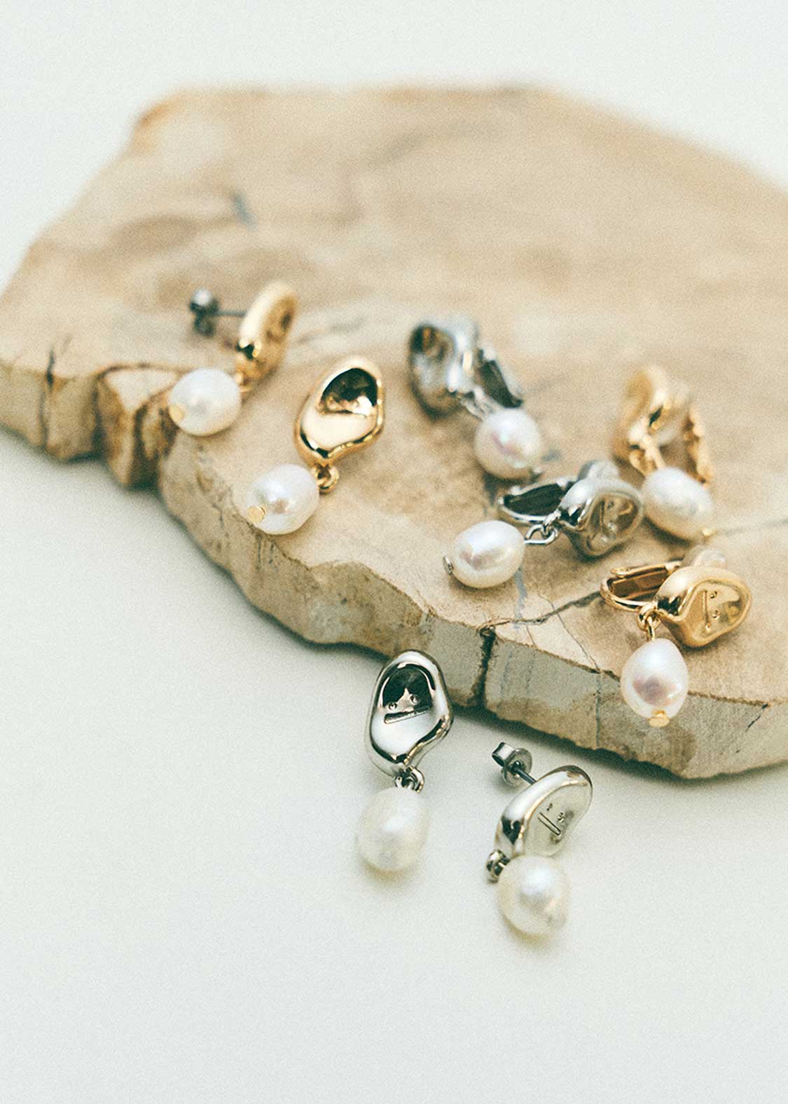 Beautiful Shadow Zoom D | Single Baroque Pearl Earrings