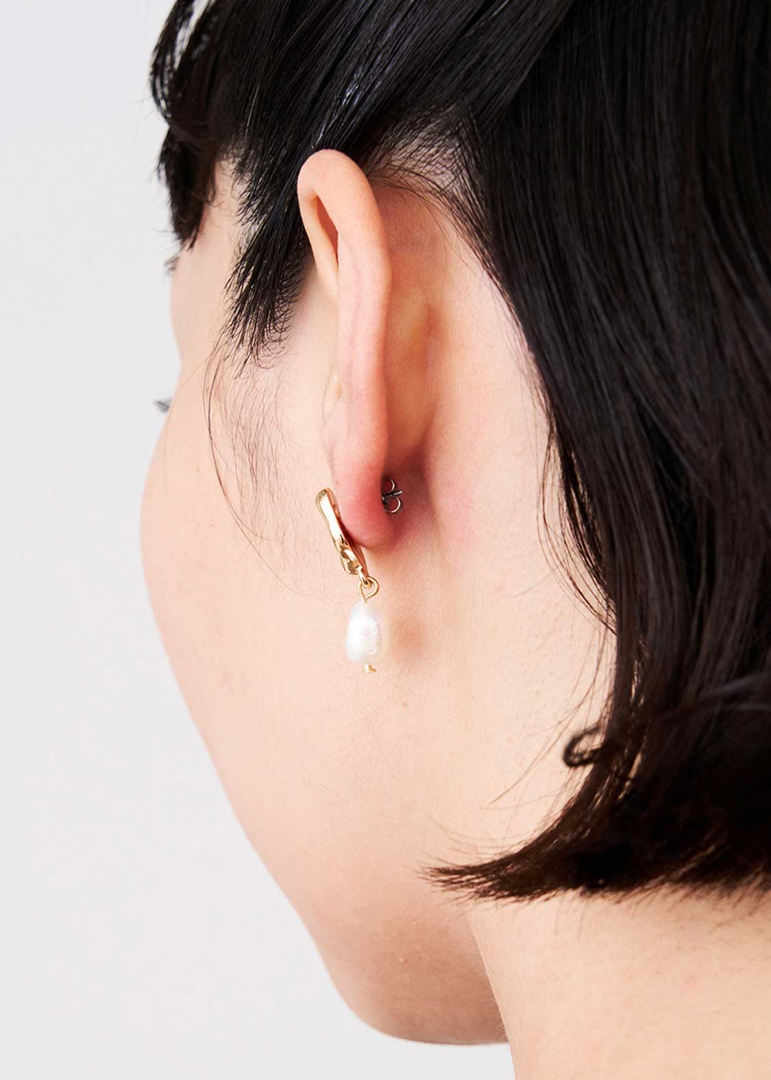 Beautiful Shadow Zoom C | Single Baroque Pearl Earrings