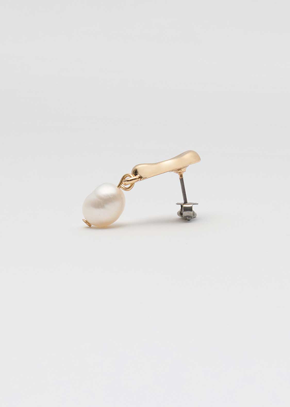 Beautiful Shadow Zoom C | Single Baroque Pearl Earrings