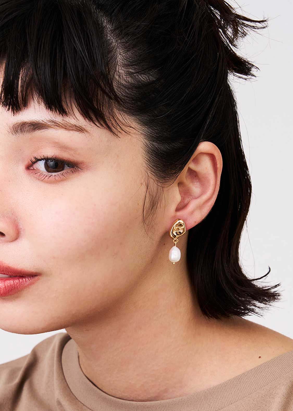 Beautiful Shadow Zoom C | Single Baroque Pearl Earrings