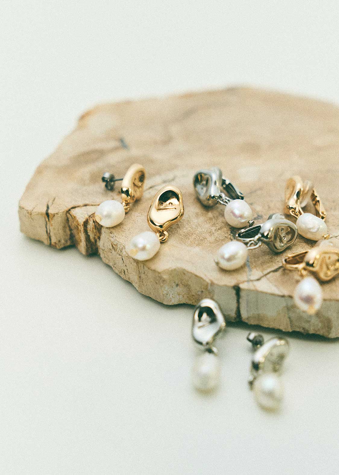 Beautiful Shadow Zoom C | Single Baroque Pearl Earrings