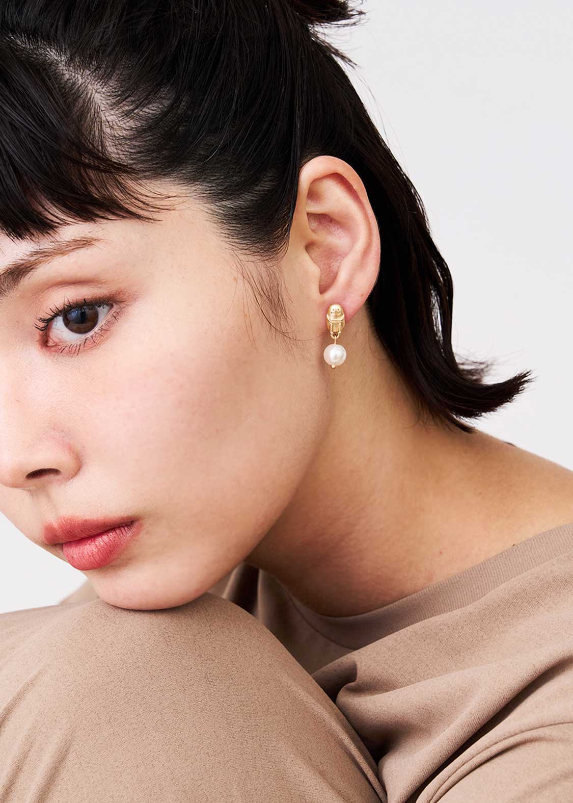 Beautiful Shadow B | Pearl Earrings