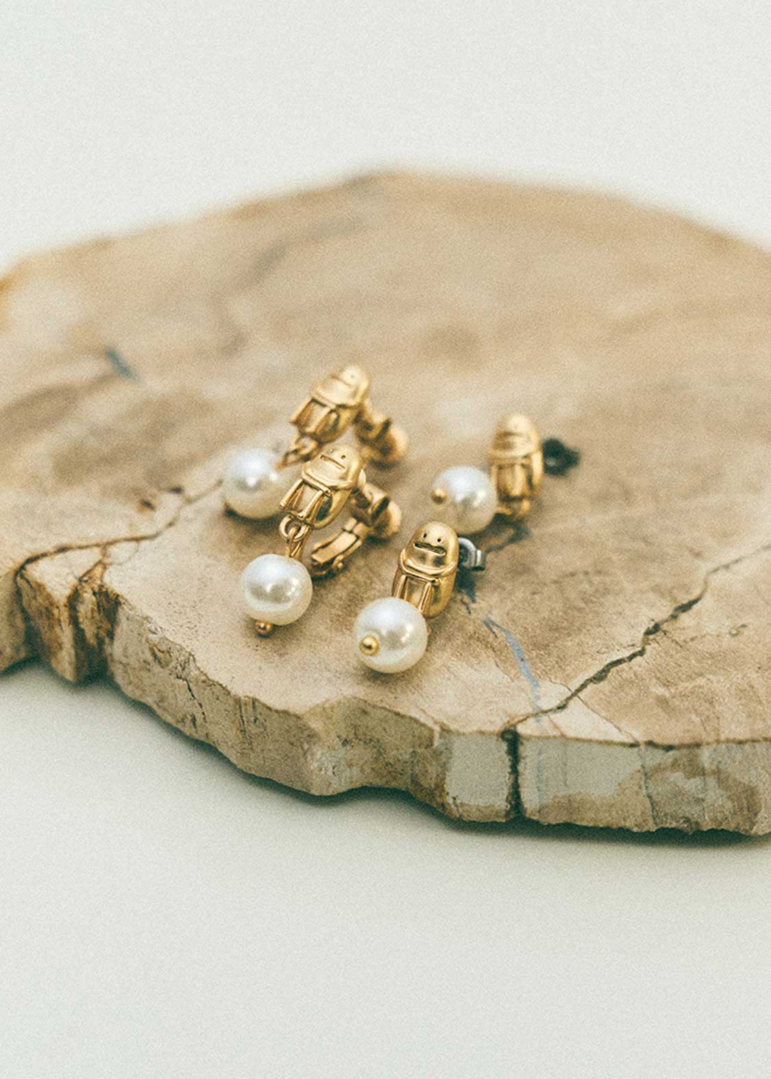 Beautiful Shadow B | Pearl Earrings