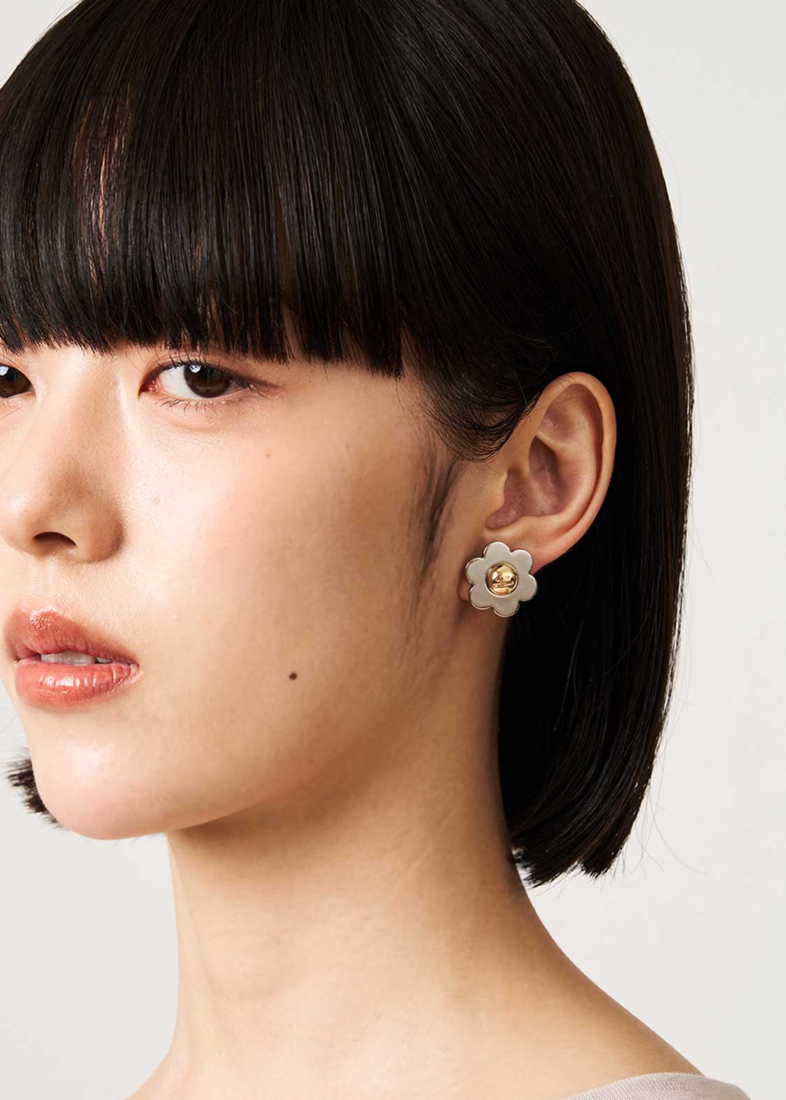 Beautiful Shadow Zoom B | Flower Motif Earrings