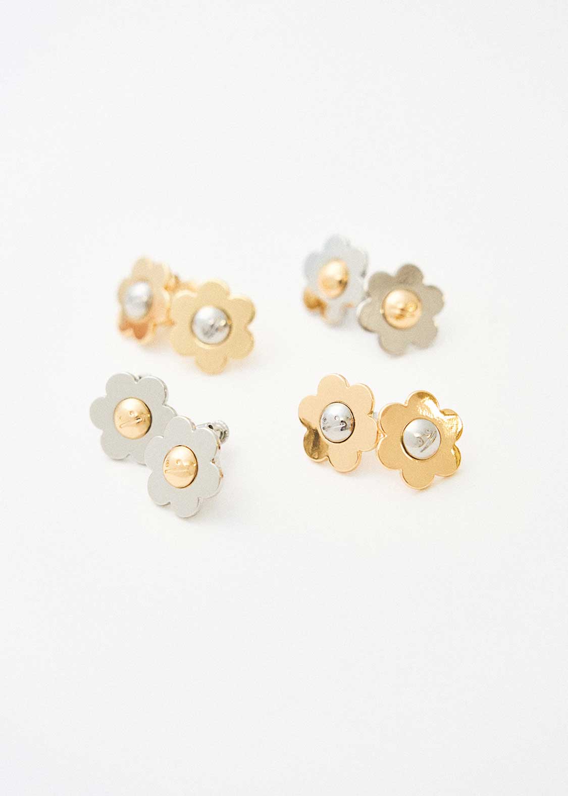 Beautiful Shadow Zoom B | Flower Motif Earrings