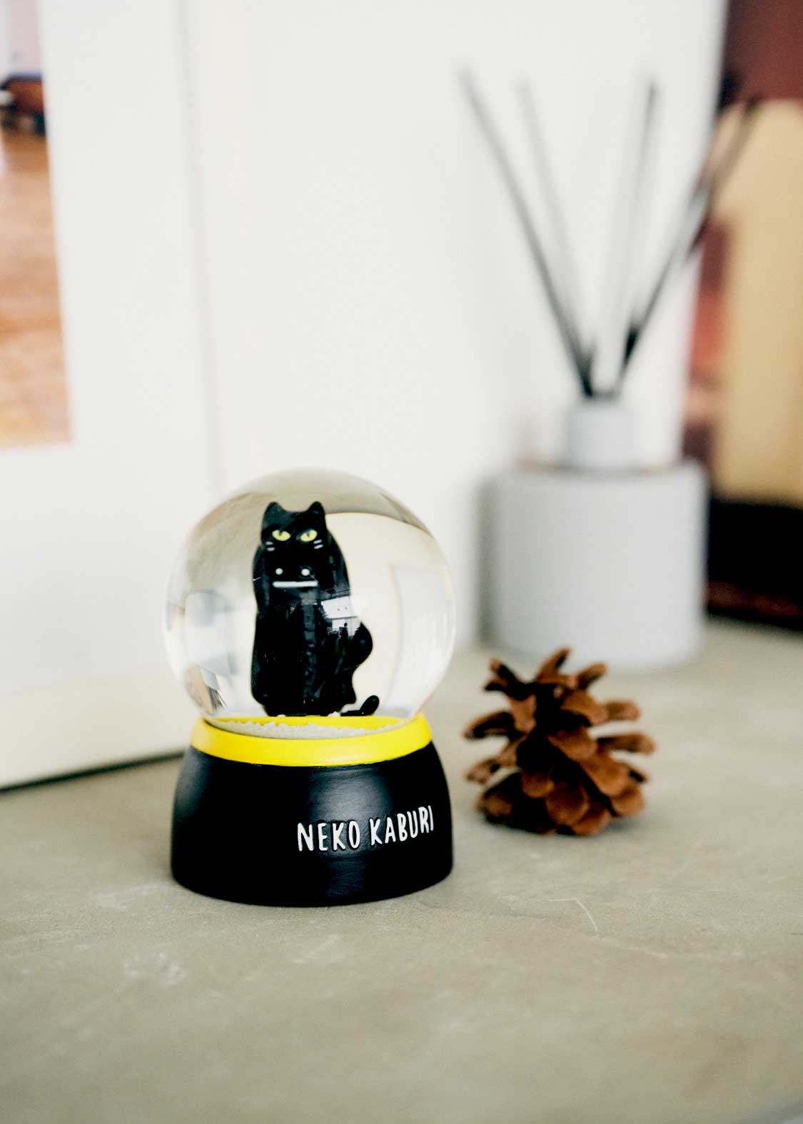 Cat Cap Beautiful Shadow | Snow Globe S