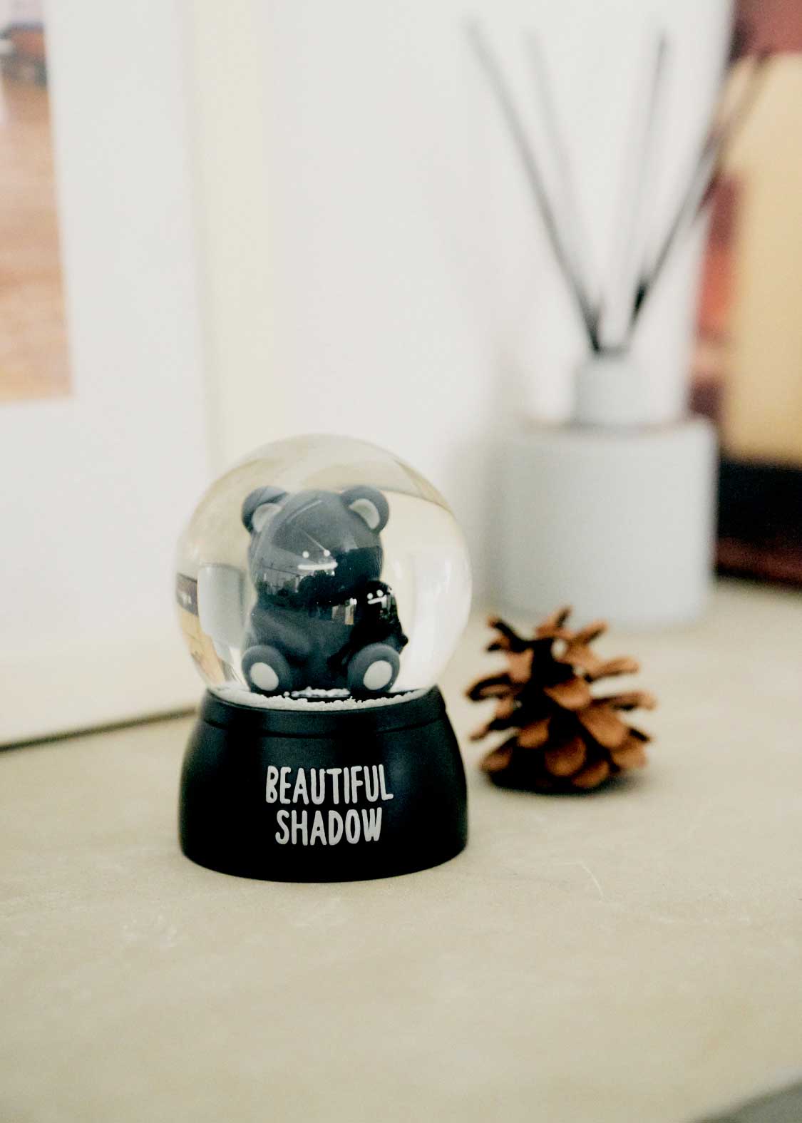 Fluffy Beautiful Shadow | Snow Globe S
